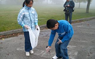 温哥华素里千名小学生清理社区垃圾