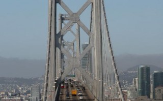 舊金山海灣大橋鋼管掉落 緊急關閉