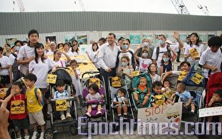 港婴儿车游行 促政府改善空气污染