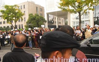 滬五百知青舉「要看病要活命」標語抗議