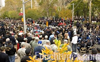 数十万人观纽约退伍军人节游行 华裔体会自由精神
