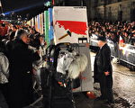 原波兰团结工会主席和民主波兰第一任民选总统瓦文萨，推动了竖在国会大厦附近的第一块象征柏林墙的多米诺骨牌。（法新社）
