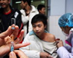 甲型H1N1流感在中國大陸快速全面爆發，中共當局已無力控制疫情。圖為一名學生在接受流感疫苗。 (圖/AFP/AFP/Getty Images)