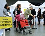 據法國公共衛生部門的數據，甲型流感（H1N1）疫情加速蔓延，總死亡人數達到76人。圖為2009年11月28號在里昂最大的疫苗接種中心，人們排隊接種H1N1流感疫苗。（PHILIPPE MERLE/AFP/Getty Images)