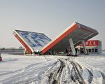 2009年11月12日，在山西省長陵公路長治市郊區段，一加油站被大雪壓塌。 （大紀元資料圖片）