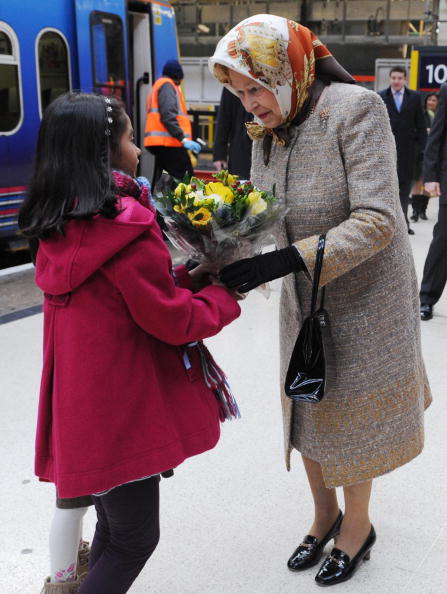 展现亲民风英女王搭火车度假 大纪元