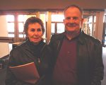 约翰‧泰欧先生（右）和夫人一起前来观看神韵在奥古斯塔的演出 （摄影：魏德/大纪元）