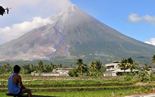 菲國火山冒濃煙 民眾照打球