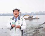 台北县议员陈启能正在解说“真爱生命急难救生码头”底泥清除后发挥救人的效能。(摄影: 朱孝贞/大纪元)