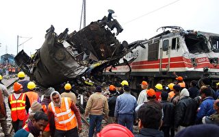 印度列車相撞 10死47傷