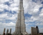 世界第一高楼迪拜塔(Burj Dubai)4日将举行落成启用典礼,预估,全球至少20亿的观众将守在电视机旁,见证这历史性的一刻。(图片来源:KARIM SAHIB/AFP/Getty Images)