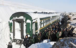 内蒙火车遭暴雪冰封 乘客受困
