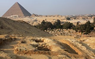 埃及發現金字塔建造者墓穴