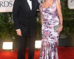 男星汤姆·汉克斯(tom hanks)深情款款与娇妻瑞塔-威尔逊(Rita Wilson)一起走红毯。(图/Getty Images)