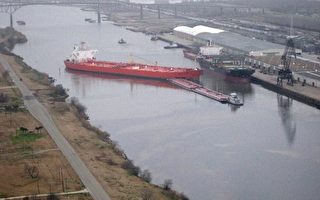 亞瑟港油輪撞駁船 漏油46萬加侖