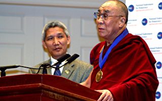 達賴喇嘛美國首府華盛頓獲民主服務獎