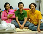 修炼后的江连泉（中）像个温文儒雅的大男孩，左一是玉伦与女儿，右边是岳母