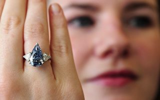 图文：苏富比将拍卖估价580万美元蓝钻戒指