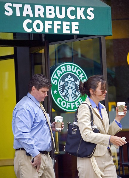 维州亚历山大市一家星巴克（Starbucks）咖啡馆上周六（3月6日）举行一个说明会，宣布星巴克决定允许客人公开的或隐蔽的携带枪支出入，此举激怒了华府当地禁枪人士。（图片来源：Getty Images）