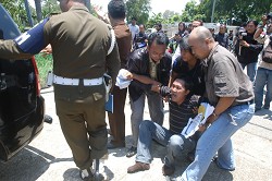 軍警違法強行沒收印尼新紀元電台廣播器材