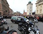 数万波兰民众守候在道路两旁，目送已故总统灵柩。（法新社）