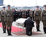 波兰总统列赫‧卡臣斯基坠机身亡，对他的孪生哥哥雅洛斯瓦夫造成创伤。图为波兰总统列赫‧卡臣斯基遗体运抵国门时，雅洛跪在棺材前祈祷。（JOE KLAMAR/AFP/Getty Images）