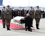 4月11日在华沙机场，欧洲议会议长布泽克在波兰总统卡钦斯基棺材前深切哀悼。（JOE KLAMAR/AFP/Getty Images)