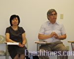 新英格兰中校协会会长庄纪华(右)任期已届满,由王月娥(左)接任。(摄影:冯文鸾/大纪元)