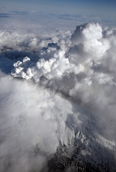 冰岛埃亚菲亚德拉火山（Eyjafjallajokull）4月14日喷发后，火山灰云使北欧大片区域成为禁航区。（图片来源：ICELANDIC COAST GUARD／AFP）