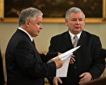 2007年11月，波兰总统（左）接过双胞胎哥哥雅罗斯瓦夫‧卡钦斯基的总理辞职书。（AFP）