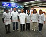 11名港商内地投资权益关注组成员，到上海上访时遭公安粗暴遣返回港，其中6人决定留守香港机场禁区，抗议港人权利在大陆没有保障。（港商提供）