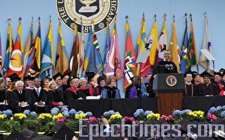 奥巴马总统在密歇根大学二零一零年春季毕业典礼上发表讲话：“祝贺你们毕业了。同时谢谢你们让我有幸参加你们的毕业典礼。” （摄影：婉莹／大纪元）