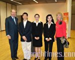 比利時貴族男爵和夫人與神韻演員合影。(攝影:唐弘/大紀元)