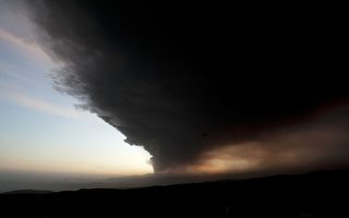 冰岛火山爆炸式喷发 黑蘑菇云威胁欧洲旅游业