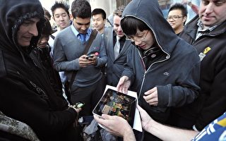 英国苹果迷通宵排队购买iPad