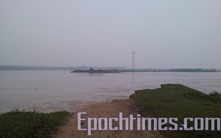 江西抚河决堤500米　被困百姓称无人救援