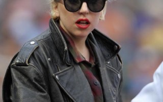 酷酷女Lady GaGa伦敦机场摔了个大马趴