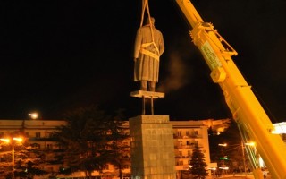 格鲁吉亚连夜拆除斯大林雕像