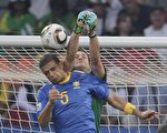 比赛进行到53分时，巴西梅洛(Felipe Melo,前)不慎“摆乌龙”，将球顶进了自家大门，荷兰追成1比1平手。（图片来源：AFP）