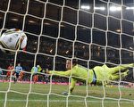 乌拉圭门将穆斯莱拉(Fernando Muslera)奋力扑球,却未能成功拦阻加纳中场蒙塔里(Sulley Muntari)的进球。(法新社)