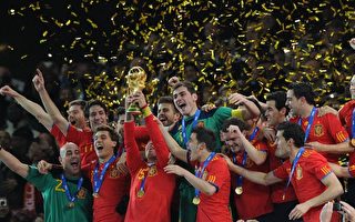 组图：西班牙世界杯夺冠 球员喜捧金杯