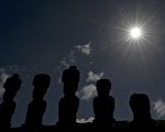 智利复活岛上摩埃巨石像与日全食奇观。（AFP）