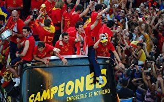 组图：衣锦荣归 数十万西班牙人欢迎世足英雄