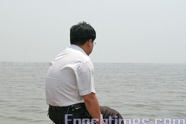 吴立红在太湖沉思。