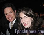 律师事务所执行总裁Bret Pocook先生和太太Laura Poccok一同欣赏神韵晚会。Pocook先生说:“这是个一流的、顶级的表演。” (摄影:张倩/大纪元)