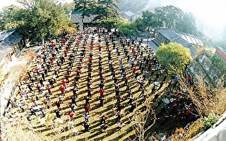 1999年以前，大陆法轮功学员在北京郊区戒台寺晨炼。（明慧网）