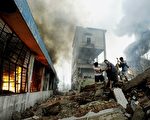 南京化工區在拆遷老舊塑料廠的過程當中，挖到了地下管道，流溢出來的化學液體碰到了明火產生了巨大爆炸。圖為爆炸現場火光衝天，濃煙滾滾。（AFP）