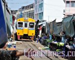 泰国曼谷 在铁轨上做生意