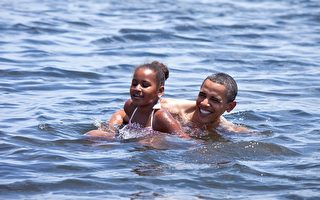 奥巴马在佛州游泳 墨西哥湾清洁安全