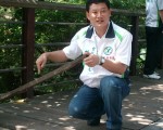 陈启能议员指出步道木板已损坏影响行的安全(图:陈启能提供)